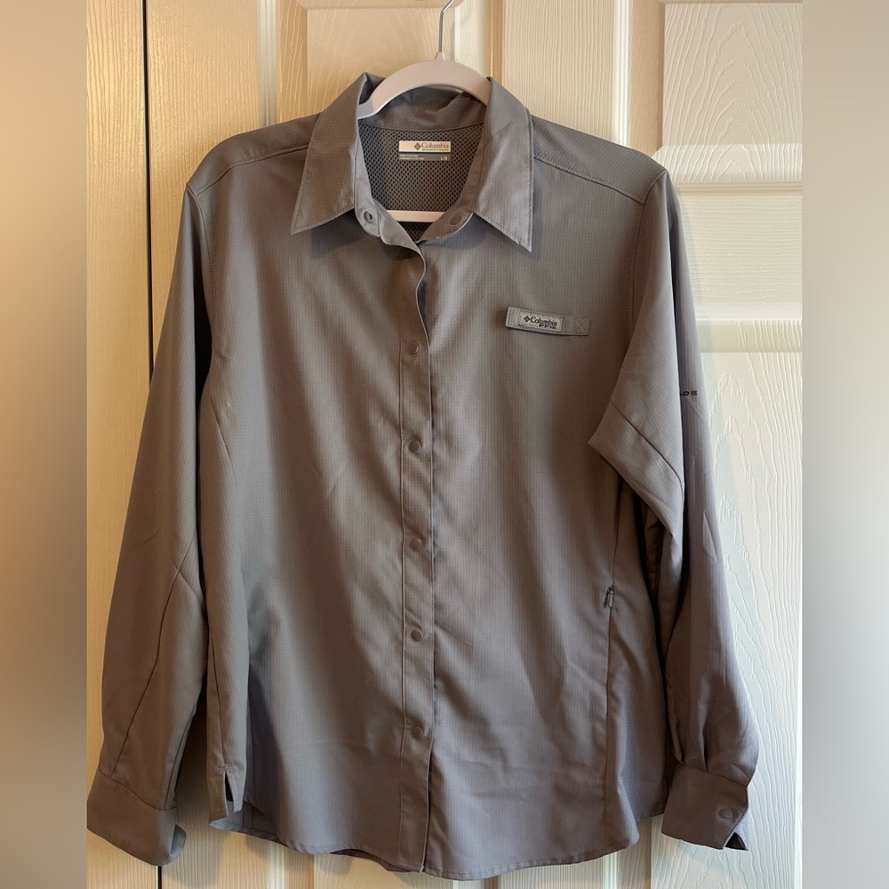 Columbia Gray Omni-shade long sleeve top.